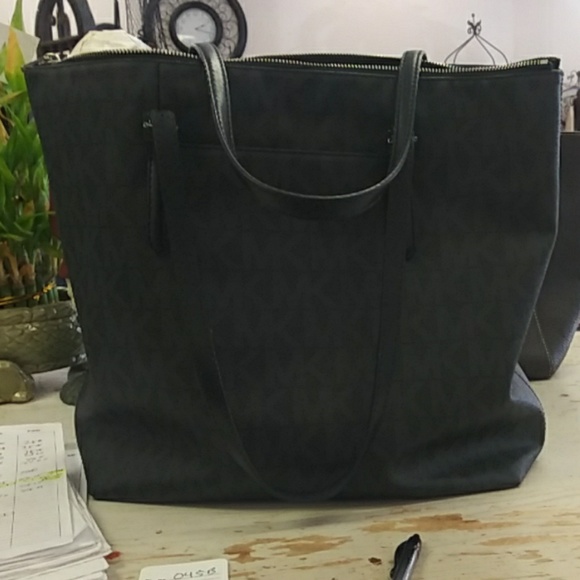 Micheal kors purse - Picture 2 of 3